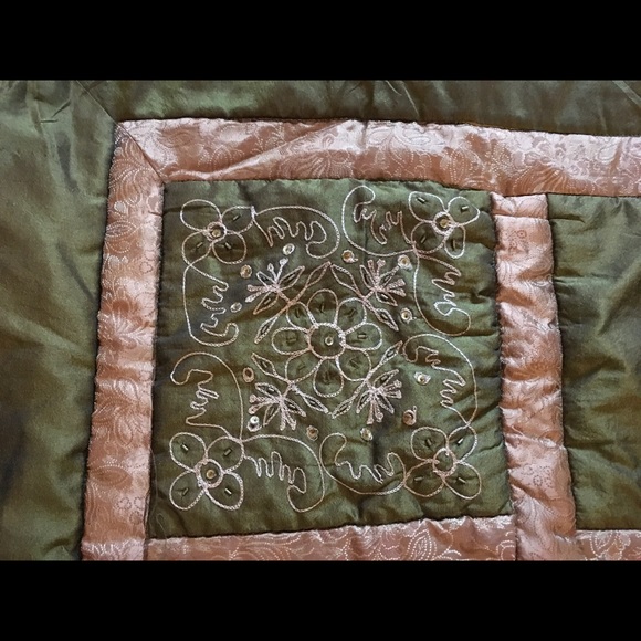 Stunning comforter with detailed embroidery - Picture 5 of 7